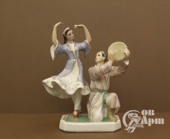 Скульптура "Танцующие таджики"